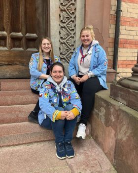 Auf dem Foto, das vor der Kirche St. Jakob entstanden ist, sind die neuen Stammesvorsitzenden der PSG Friedberg (Julia Schlögl, Katharina Wenderlein und Johanna Schmidt) zu sehen.