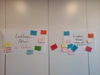 Zwei Plakate mit den Fragen: "Was ist deine Lieblingsaktion als Leiterin?" und "An welchen Aktionen nehme ich gerne teil?" hängen an einer Wand. Es wurden viele kleinere Antwortzettel geschrieben und dazu gepinnt.