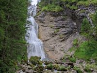 Nach dem Aufstieg gelangen die Pfadfinderinnen auf ihrer spirituellen Wanderung zu einem Wasserfall neben der Kenzenhütte.
