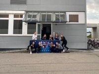 Eine Gruppe Leiterinnen der Pfadfinderinnen Friedberg steht vor dem "Indoor-Games"-Gebäude.