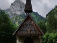 Die Kapelle am Wankerfleck, bei der die Bergmesse 2021 stattfand, steht vor einer Berglandschaft mit bewölktem Himmel.